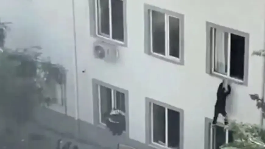 STRAŠNA SNIMKA: UČENICI BJEŽALI OD NAPADAČA I SKAKALI KROZ PROZOR