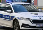 MUŠKARAC ISPAO IZ TOVARNOG PROSTORA VOZILA I GLAVOM UDARIO U CESTU: VOZAČ I OZLIJEĐENI BILI PIJANI