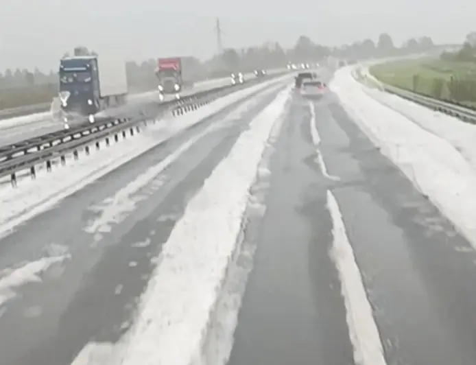 NESTVARNI PRIZORI! TUČA ZABIJELILA AUTOCESTU: "KAO USRED ZIME. OVO JE ČUDO"