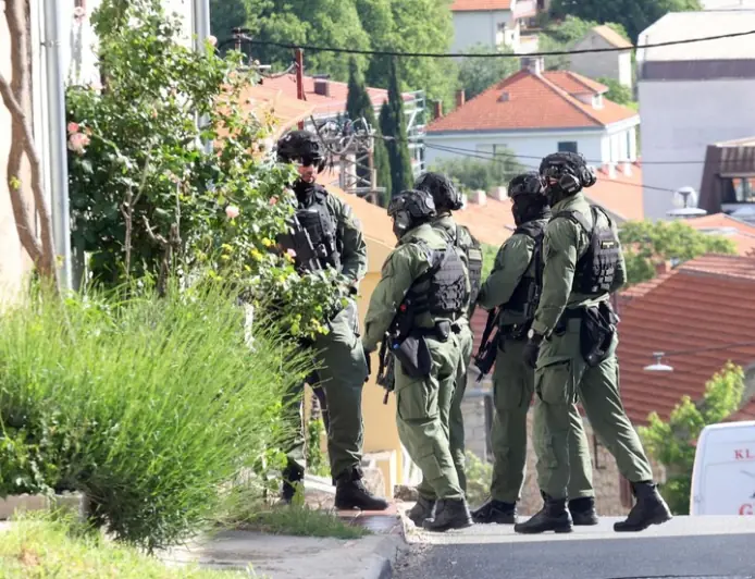 POTRAGA U DRNIŠU, STIGLI SPECIJALCI, HELIKOPTER, DRONOVI. OGLASIO SE I GRADONAČELNIK