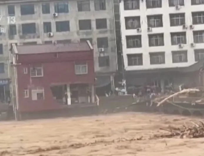 POPLAVE I ODRONI POGODILI ZEMLJU, IMA MRTVIH: NAJJAČA I NAJRAZORNIJA FAZA NEVREMENA TEK POČINJE