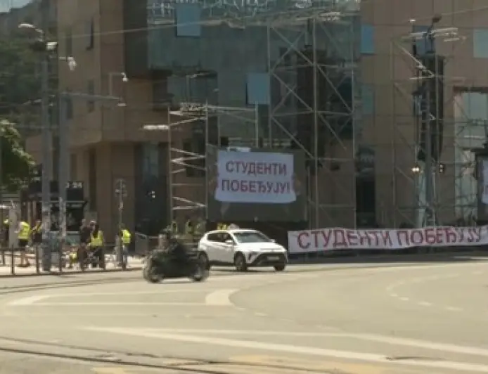 POČELO OKUPLJANJE PROTIV VUČIĆEVE VLASTI. VLAKOVI DILJEM SRBIJE OD JUTRA NE VOZE ZBOG DOJAVE O BOMBI
