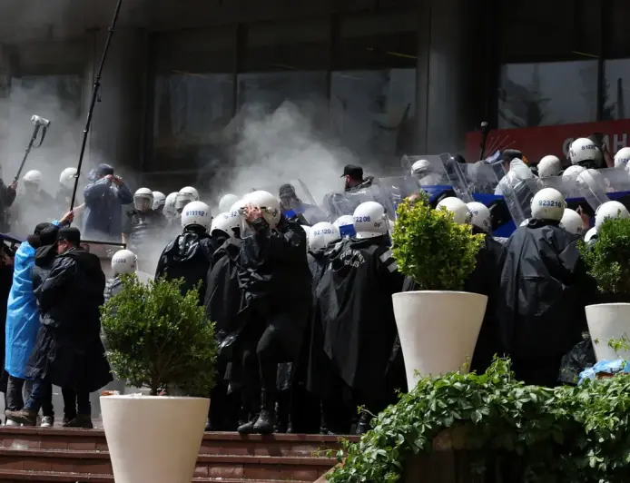 KAOS U TURSKOJ: POLICAJCI NAPALI SJEDIŠTE OPORBENE STRANKE
