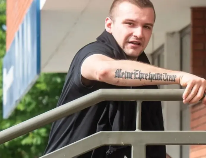 JEDAN OD UHIĆENIH ZBOG IZNUDE I POŽARA NOSI ZAKONOM ZABRANJENU TETOVAŽU, EVO ŠTO ZNAČI