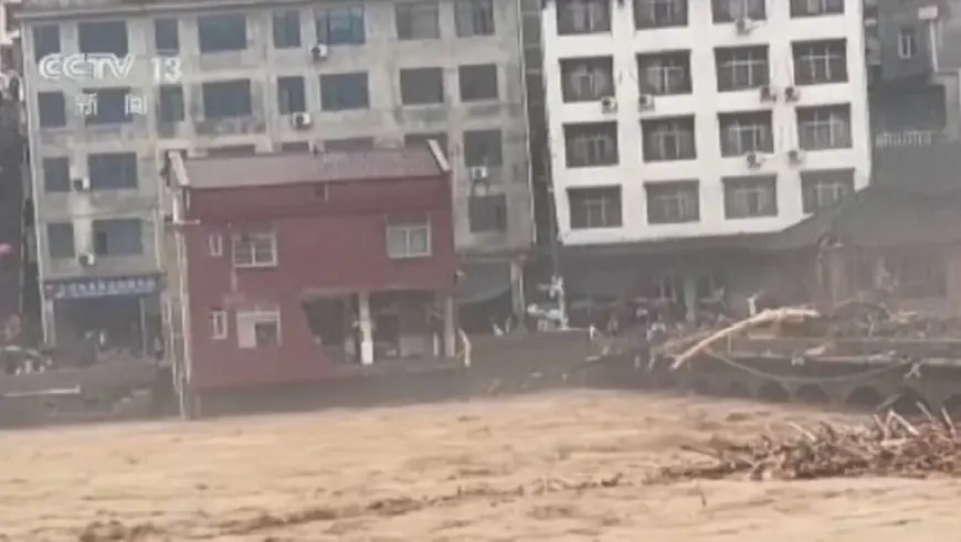 POPLAVE I ODRONI POGODILI ZEMLJU, IMA MRTVIH: NAJJAČA I NAJRAZORNIJA FAZA NEVREMENA TEK POČINJE