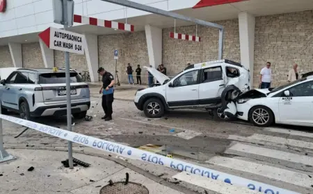 LANČANA PROMETNA ISPRED POPULARNOG TRGOVAČKOG CENTRA U ZADRU. UNIŠTENA SU TRI AUTOMOBILA I OZLIJEĐENE TRI OSOBE