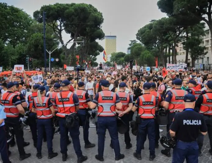 KAOS U ALBANIJI: IZBILI PROSVJEDI ZBOG LUKSUZNOG ODMARALIŠTA KOJE PODRŽAVA TRUMPOV ZET