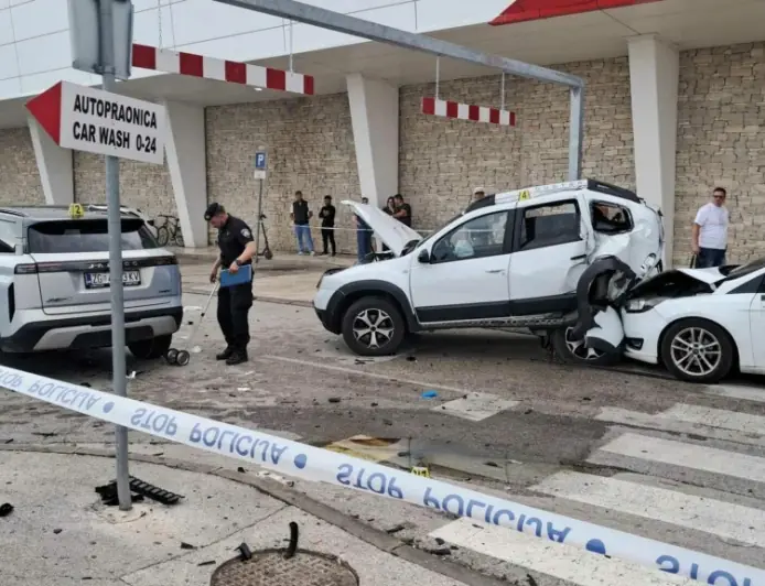 LANČANA PROMETNA ISPRED POPULARNOG TRGOVAČKOG CENTRA U ZADRU. UNIŠTENA SU TRI AUTOMOBILA I OZLIJEĐENE TRI OSOBE