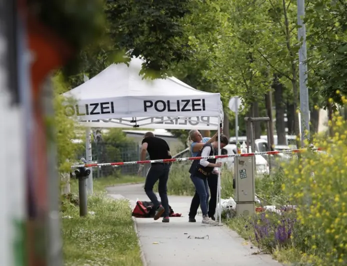 KOD BEČA PRONAĐENO TIJELO ŽENE U ZIDU KUĆE. "U RUCI JE IMALA KRUNICU"