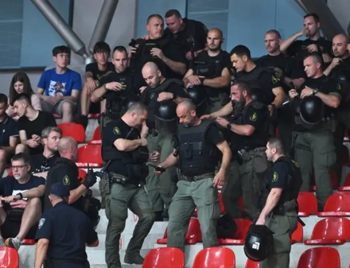 NEREDI NA TRIBINAMA: DEVET UHIĆENIH ZBOG GOVORA MRŽNJE, PIROTEHNIKE, NAPADA NA POLICAJCE...