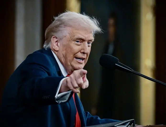 TRUMP: SUTRA POTPISUJEMO SPORAZUM, OTVARA SE HORMUZ ZA SVE. KASNIJE ULAZIMO U IRAN