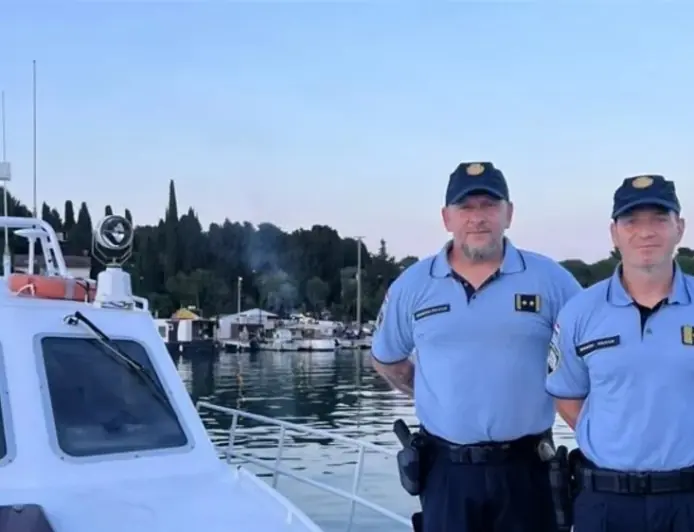 ISCRPLJENI PAR SATIMA PLUTAO MOREM, STRUJE IH ODVUKLE OD OBALE: SPASILI SU IH POLICAJCI MARIO I DALIBOR