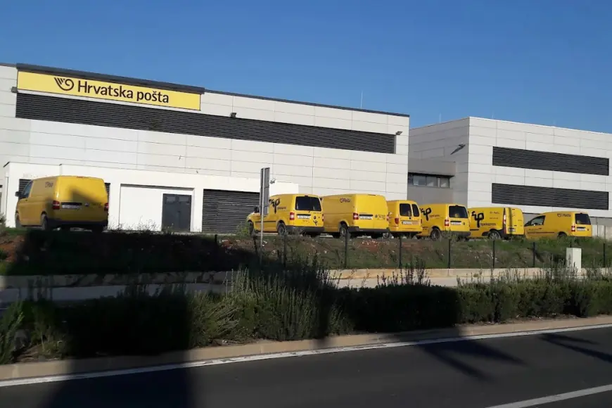 HRVATSKA POŠTA U ZADRU U TOTALNOM RASULU!!