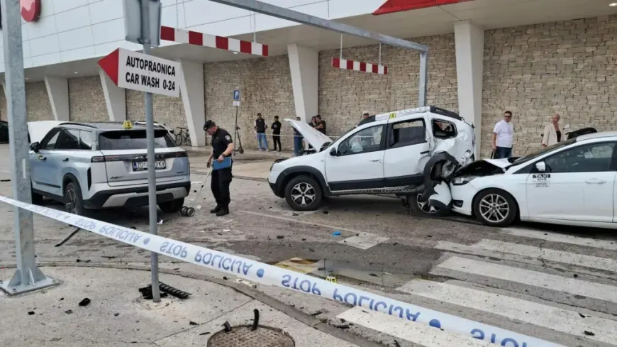 LANČANA PROMETNA ISPRED POPULARNOG TRGOVAČKOG CENTRA U ZADRU. UNIŠTENA SU TRI AUTOMOBILA I OZLIJEĐENE TRI OSOBE