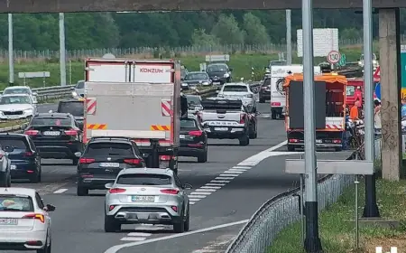 GUŽVE PREMA MORU OD RANOG JUTRA, KOLONE SU KILOMETARSKE. GORI AUTO KOD SV. ROKA