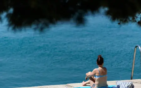 DRAMA NA PLAŽI, TROJICA MLADIĆA POSTALI HEROJI: "BEZ RAZMIŠLJANJA SU SKOČILI U MORE"