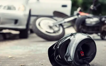 VOZAČ MOTOCIKLA POGINUO U SUDARU S AUTOMOBILOM, PROMET U PREKIDU