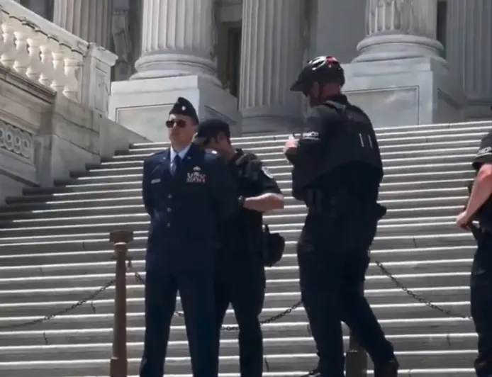 AMERIČKI VOJNIK PRED KAPITOLOM POZVAO NA TRUMPOV OPOZIV. ODMAH JE UHIĆEN