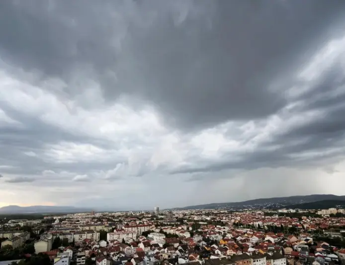DHMZ DIGAO UPOZORENJE ZA JEDNU REGIJU: PRIJETE TUČA I GRMLJAVINSKO NEVRIJEME