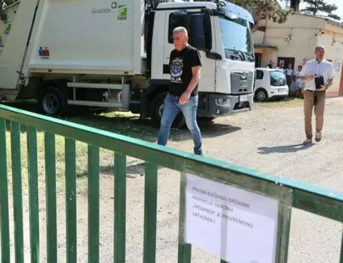 BULJ POKUŠAO ISTRESTI SMEĆE PRED SPLITSKU ŽUPANIJU, SPRIJEČILA GA POLICIJA