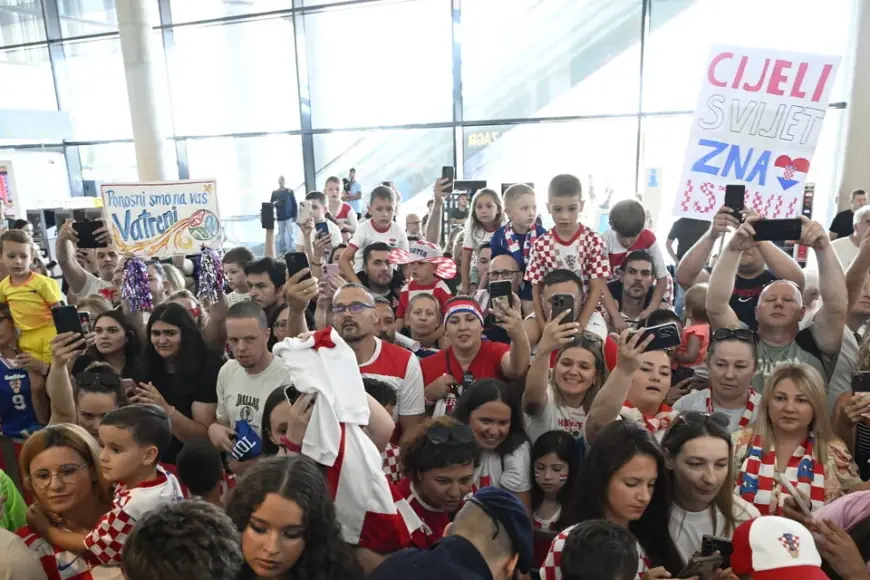 VATRENI SE VRATILI, NISU SVI SLETJELI U ZAGREB: DOČEKALO IH TRISTOTINJAK NAVIJAČA