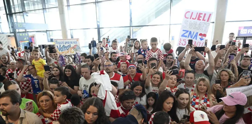 VATRENI SE VRATILI, NISU SVI SLETJELI U ZAGREB: DOČEKALO IH TRISTOTINJAK NAVIJAČA