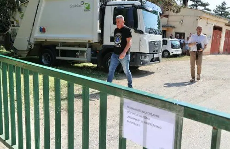 BULJ POKUŠAO ISTRESTI SMEĆE PRED SPLITSKU ŽUPANIJU, SPRIJEČILA GA POLICIJA