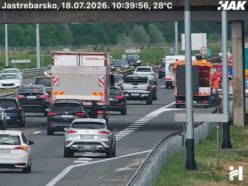 GUŽVE PREMA MORU OD RANOG JUTRA, KOLONE SU KILOMETARSKE. GORI AUTO KOD SV. ROKA