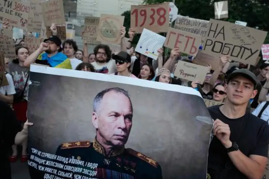 ZELENSKI SE SASTAJE S GENERALIMA U NADI DA ĆE SMIRITI PROSVJEDE