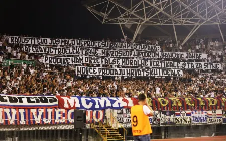 TORCIDA PODIGLA TRANSPARENTE KOJI ĆE ODJEKNUTI HRVATSKOM: PROZVALI "MORALNE VERTIKALE"