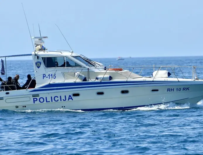 TURISTIMA TONULA BRODICA, A LOKALCI IH ISMIJAVALI: "NE SMITE TU PARKIRAT"