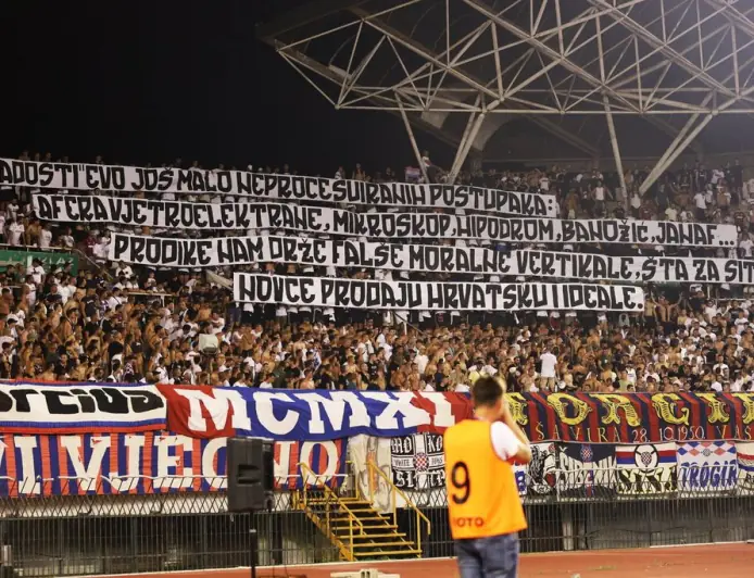 TORCIDA PODIGLA TRANSPARENTE KOJI ĆE ODJEKNUTI HRVATSKOM: PROZVALI "MORALNE VERTIKALE"