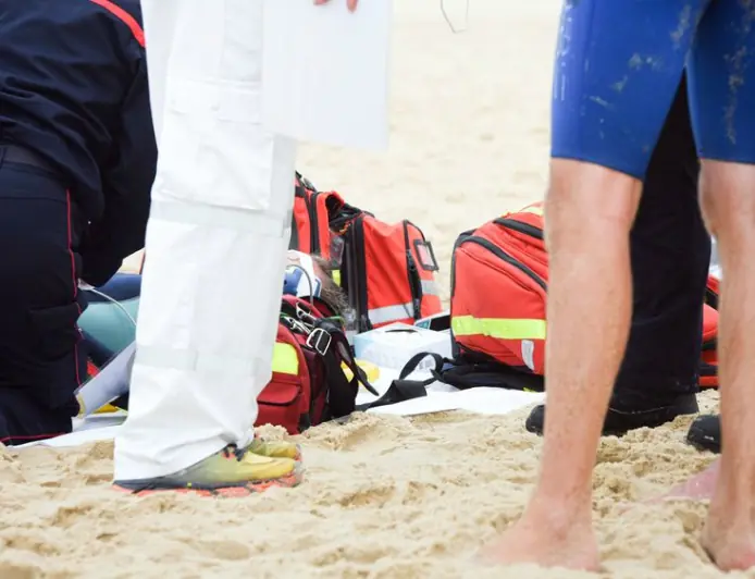 DRAMATIČNO SPAŠAVANJE NA PLAŽI! REANIMIRALI MUŠKARCA 40 MINUTA I VRATILI MU PULS: "NISMO RAZMIŠLJALI NI SEKUNDE"