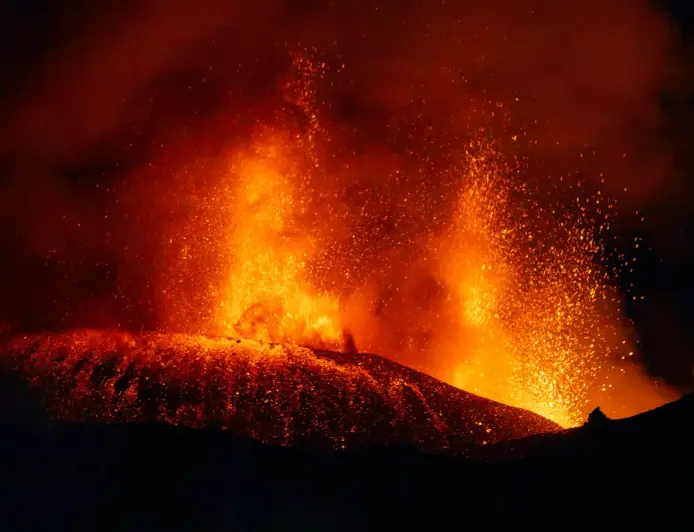 ETNA VRIJE, SICILIJA PARALIZIRANA: TISUĆE TURISTA ZATOČENO, OTKAZANO PREKO 200 LETOVA