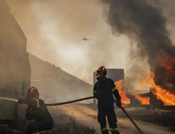 GORI POPULARNO LJETOVALIŠTE: U TIJEKU MASOVNA EVAKUACIJA