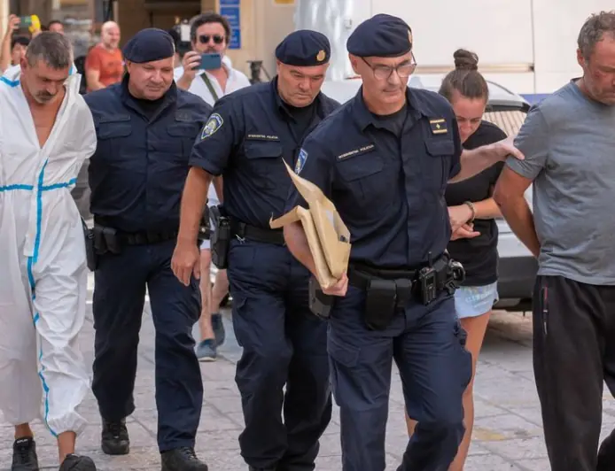 OVO JE ČETVORKA OSUMNJIČENA ZA PODMETANJE POŽARA: POGLEDAJTE SCENE PRIVOĐENJA