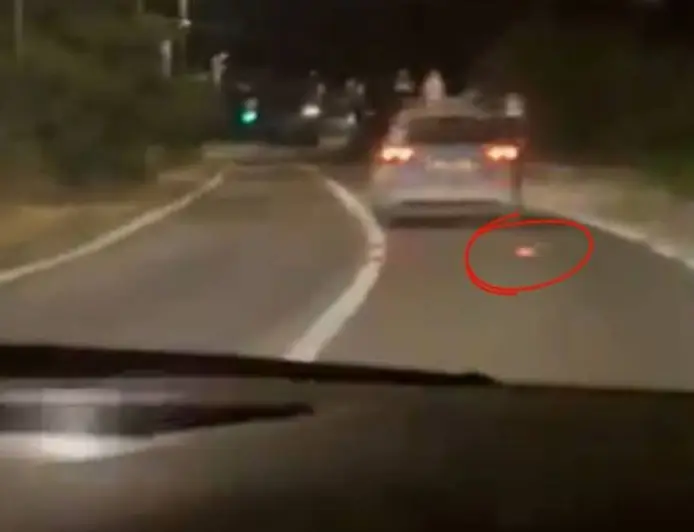 ŠOKANTNA SNIMKA S NAŠEG OTOKA: IZ POLICIJSKOG AUTA BAČEN GORUĆI OPUŠAK!