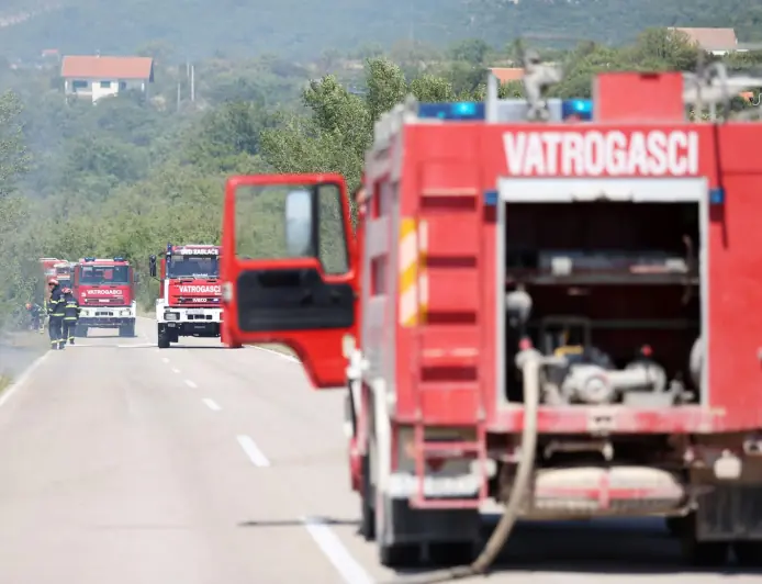 TROJE KANAĐANA IZAZVALO POŽAR U DRNIŠKOM KRAJU. ŽENA UHIĆENA, ZA DVOJE SE JOŠ TRAGA