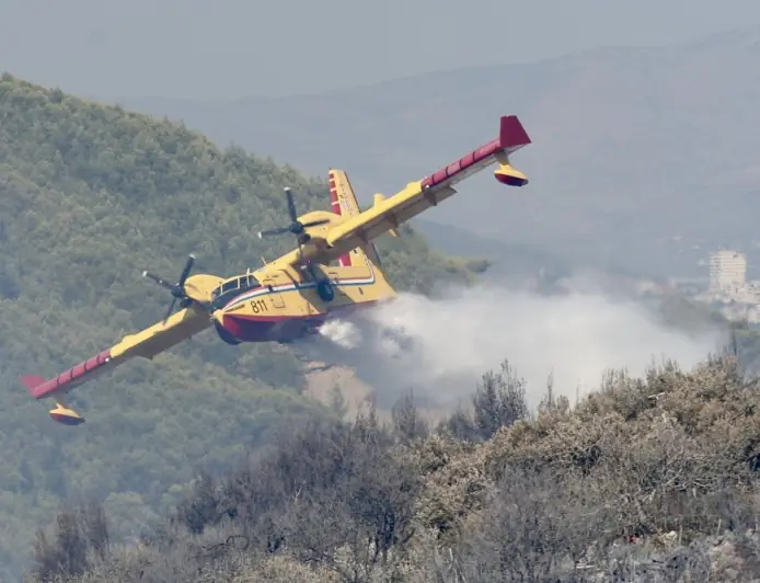 UGAŠEN POŽAR KOD SINJA, IZGORJELO STO HEKTARA