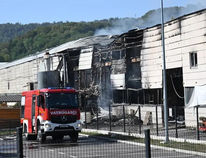 VELIKI POŽAR TVORNICE U KARLOVCU. VATROGASAC: ZVALI SU NAS KAD JE VEĆ BILO BRUTALNO