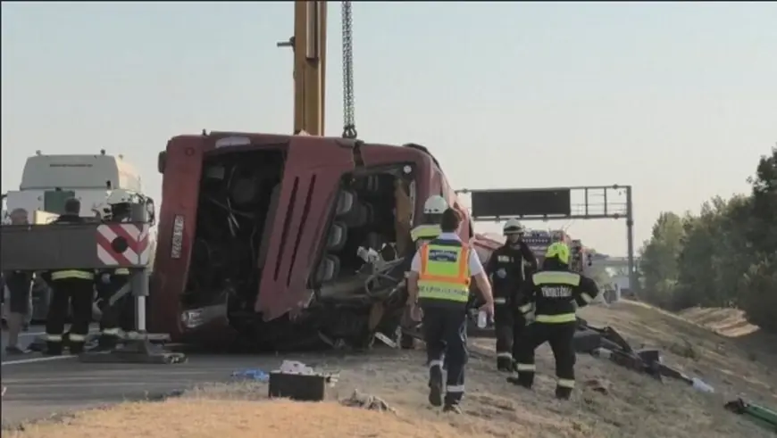 STRAVIČNI PRIZORI IZ MAĐARSKE: AUTOBUS S TURISTIMA SLETIO S AUTOCESTE, 12 LJUDI POGINULO