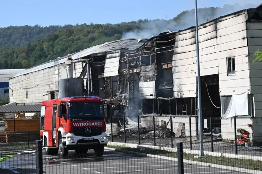 VELIKI POŽAR TVORNICE U KARLOVCU. VATROGASAC: ZVALI SU NAS KAD JE VEĆ BILO BRUTALNO