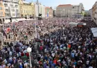 DESECI TISUĆA PROSVJEDNIKA NAPUNILI TRG BANA JELAČIĆA: POČELI SU GOVORI