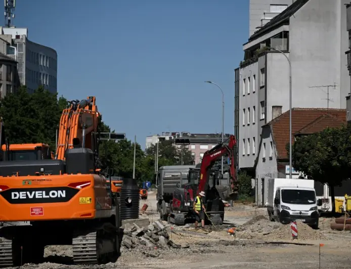PIJANA POLICAJKA AUTOM SE ZABILA U BAGER U ZAGREBU
