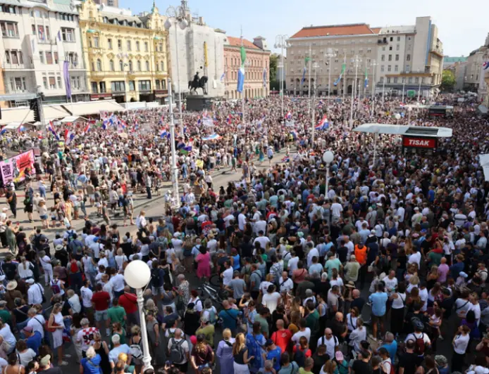 DESECI TISUĆA PROSVJEDNIKA NAPUNILI TRG BANA JELAČIĆA: POČELI SU GOVORI