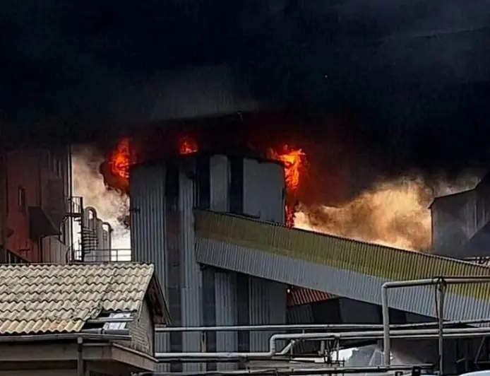 EVO ŠTO JE GORJELO U KUTINSKOJ PETROKEMIJI, OGLASIO SE I STOŽER CIVILNE ZAŠTITE