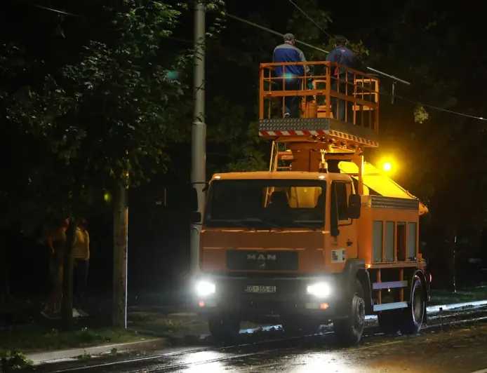 JAKO OLUJNO NEVRIJEME POGODILO OSJEČKO PODRUČJE. PADALA STABLA, GROM ZAPALIO KROV KUĆE...