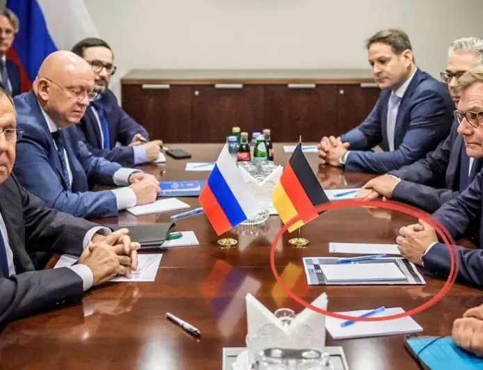 LAVROV PRED NJEMAČKOG MINISTRA STAVIO DOKUMENT O MASAKRU: ODMAH GA JE PREKRIO