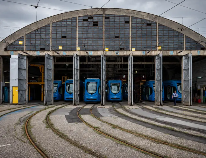 ZAGREB PRED KOLAPSOM. "NE IZNOSITE SMEĆE, NE ZOVITE TAKSIJE, VOZITE SE SA SUSJEDIMA"a