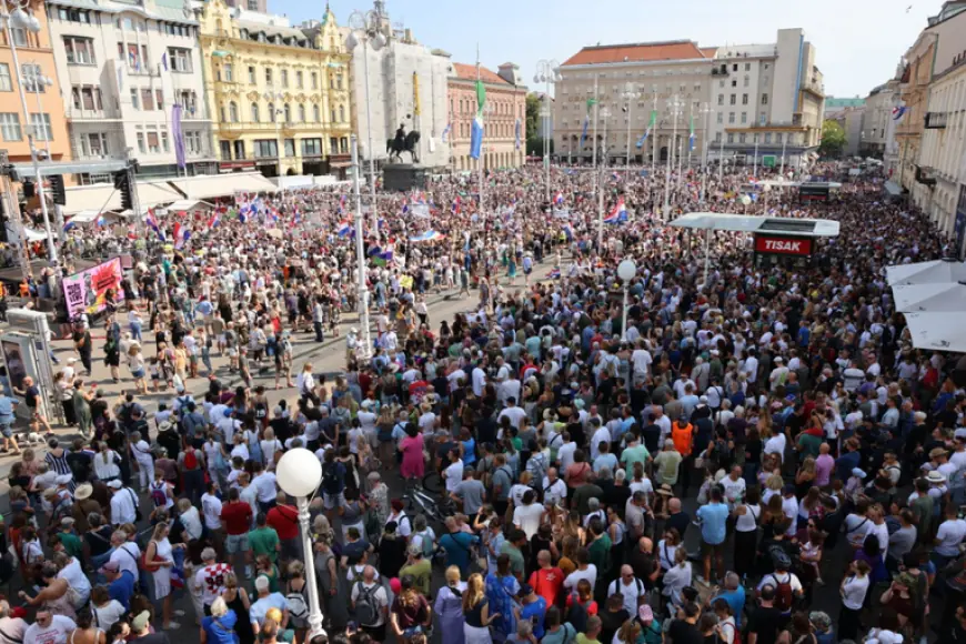 DESECI TISUĆA PROSVJEDNIKA NAPUNILI TRG BANA JELAČIĆA: POČELI SU GOVORI